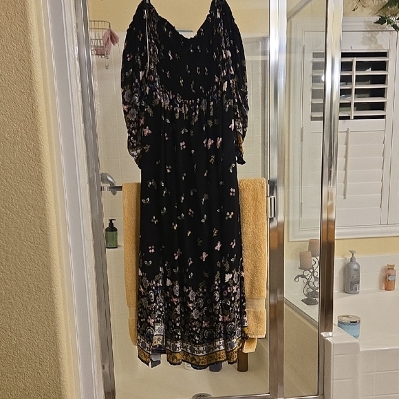 J Gee Dresses & Skirts - Floral Black Dress